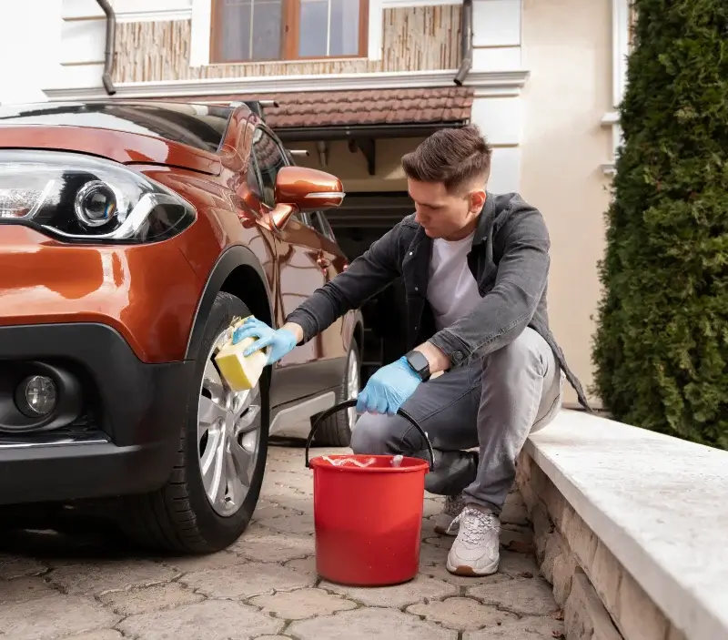 Lavage auto à domicile Lindry : professionnel intervenant sur un véhicule